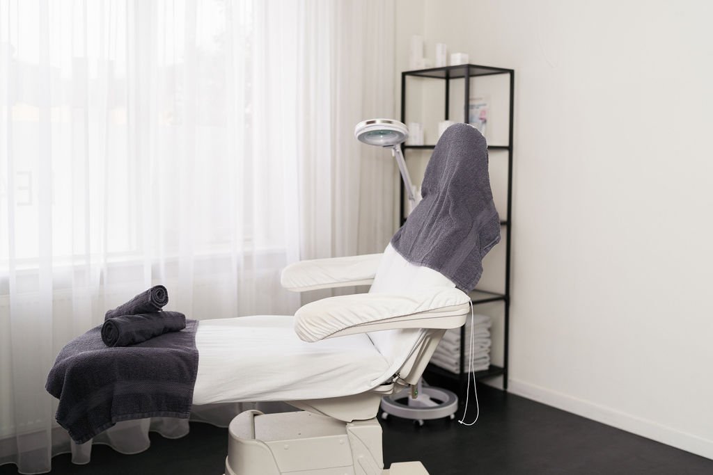 Behandelruimte van Mey’n Huid in Warmond bij Hair and Lounge